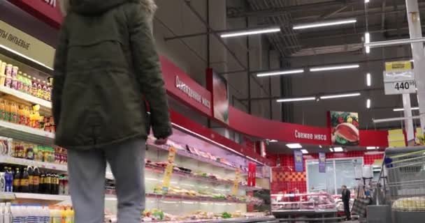 Novosibirsk Rússia Junho 2020 Supermercado Lenta Uma Garota Com Uma — Vídeo de Stock