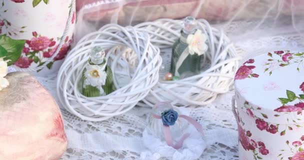 白色郁金香上的装饰礼品盒和自然瓶 — 图库视频影像