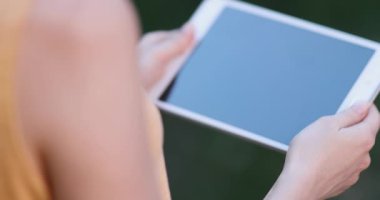 Kapalı tablet tutan kadın