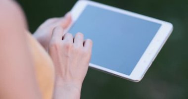 Kapalı tablet tutan kadın