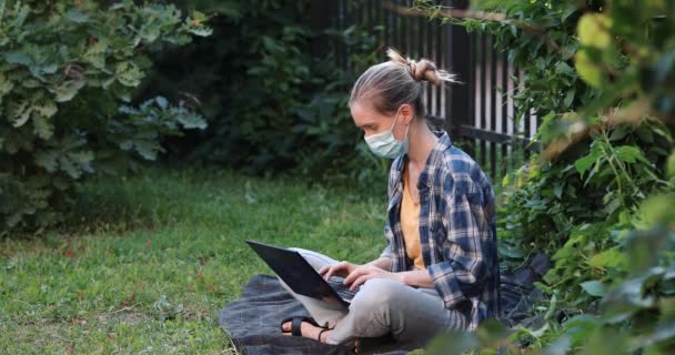 Mulher Máscara Antiviral Senta Uma Xadrez Parque Trabalha Laptop — Vídeo de Stock