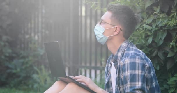 Homem Máscara Antivírus Closeup Trabalhando Parque Laptop — Vídeo de Stock