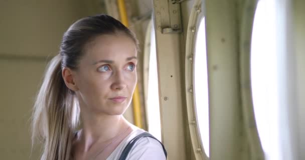 Mulher Sentada Avião Olhando Pela Janela — Vídeo de Stock