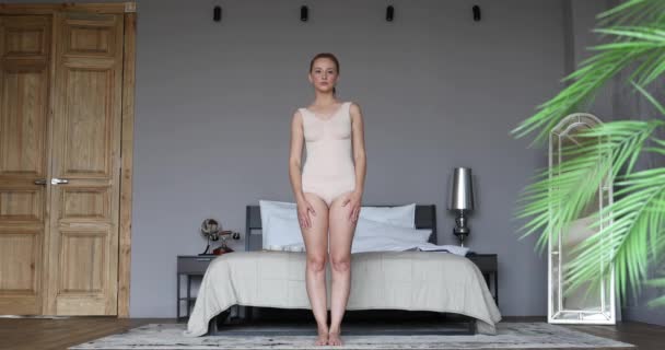 Kvinna Sport Bodysuit Gör Yoga — Stockvideo