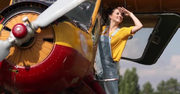 Mulher Olha Para Fora Cockpit Olha Para Distância — Vídeo de Stock