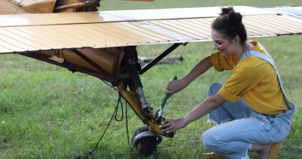 Tulumlu Kadın Uçağı Tamir Ediyor — Stok video