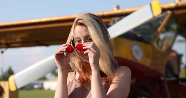 Mooi Meisje Rood Bril Poseren Achtergrond Van Het Vliegtuig — Stockvideo
