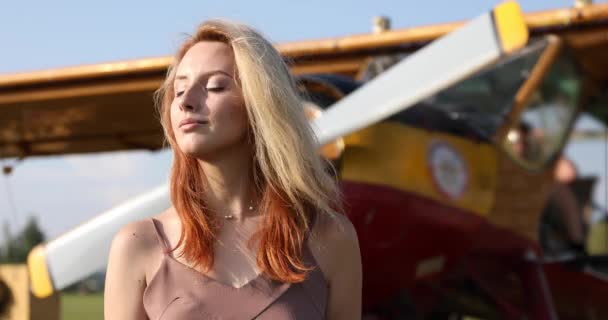 Красивая Девушка Позирующая Фоне Самолета — стоковое видео