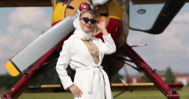 Γυναίκα Μαύρα Γυαλιά Και Λευκά Ρούχα Φόντο Αεροπλάνου Καλοκαίρι — Αρχείο Βίντεο