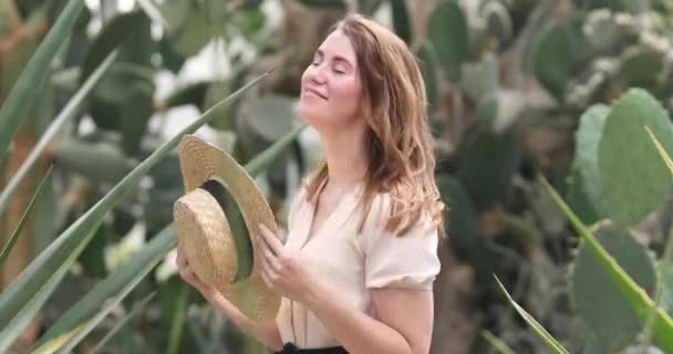 Žena Šatech Prochází Mezi Velkými Kaktusy — Stock video