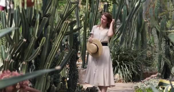 Wanita Dalam Gaun Berjalan Antara Kaktus Besar — Stok Video