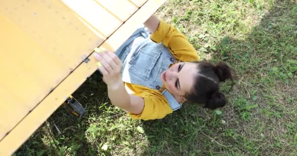 Жінка Лежить Під Крилом Літака Фіксує Його — стокове відео