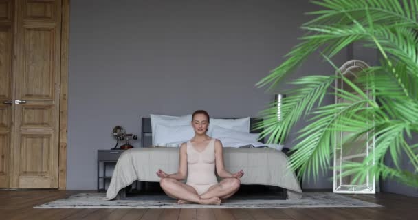 Kvinna Gör Yoga Sport Studiorummet — Stockvideo