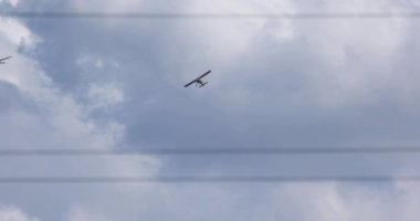 uçaklar mavi gökyüzü ve bulutların arka planında uçar