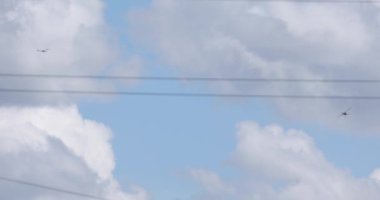 uçaklar mavi gökyüzü ve bulutların arka planında uçar