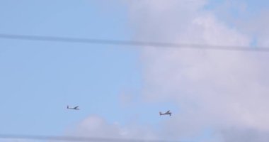 uçaklar mavi gökyüzü ve bulutların arka planında uçar