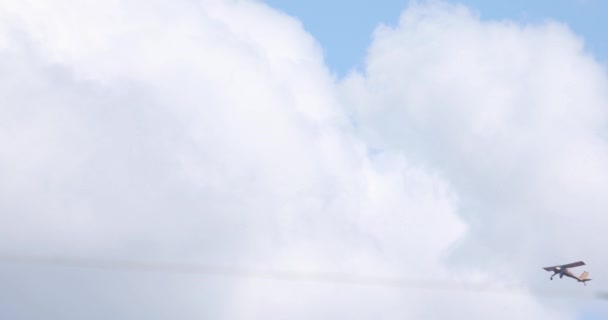 飞机在蓝天和云彩的背景下飞行 — 图库视频影像