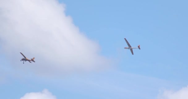 飞机在蓝天和云彩的背景下飞行 — 图库视频影像