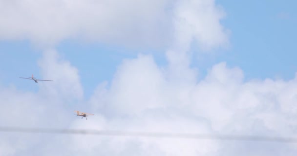 Flugzeuge Fliegen Vor Blauem Himmel Und Wolken — Stockvideo