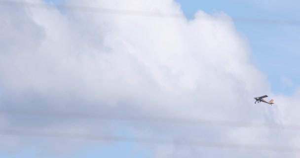 Vliegtuigen Vliegen Tegen Achtergrond Van Blauwe Lucht Wolken — Stockvideo