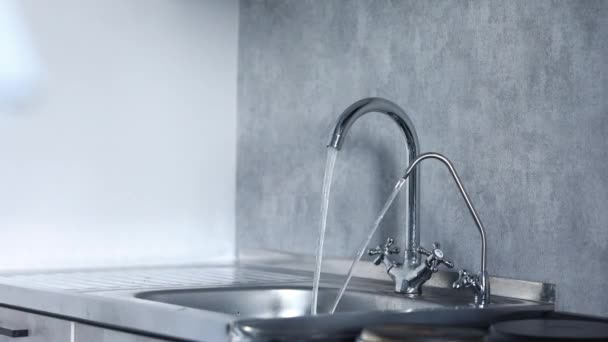 Wasser Läuft Aus Zwei Wasserhähnen Der Küche — Stockvideo