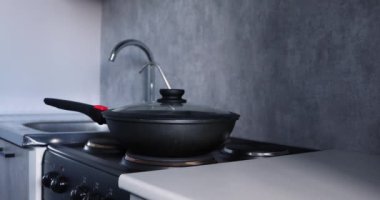 Kızartma tavası ocağın üstünde.