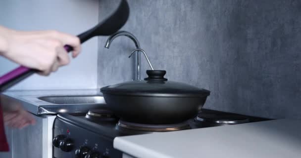 Vrouw Keuken Bereidt Eten Een Koekenpan — Stockvideo
