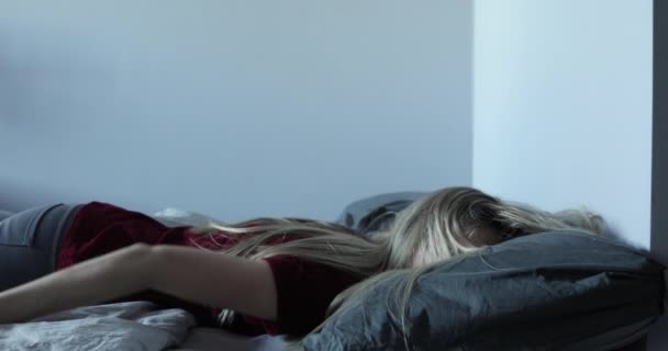疲倦的女孩把头靠在枕头上 — 图库视频影像