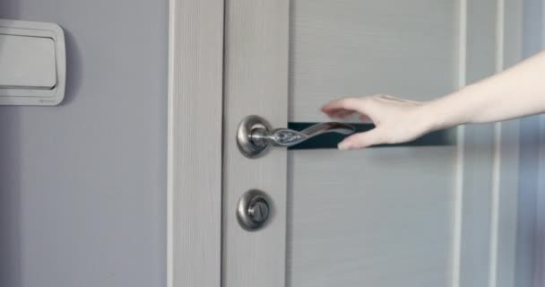 Ręka Kobiety Trzyma Klamkę Drzwi Otwiera Zamyka — Wideo stockowe