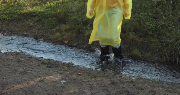 Mulher Uma Capa Chuva Amarela Botas Borracha Saltando Através Poças — Vídeo de Stock