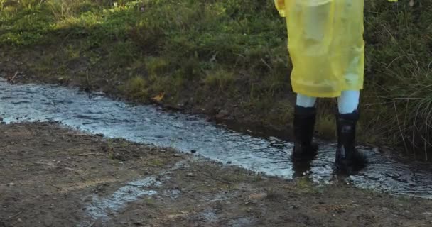 Mulher Uma Capa Chuva Amarela Botas Borracha Saltando Através Poças — Vídeo de Stock