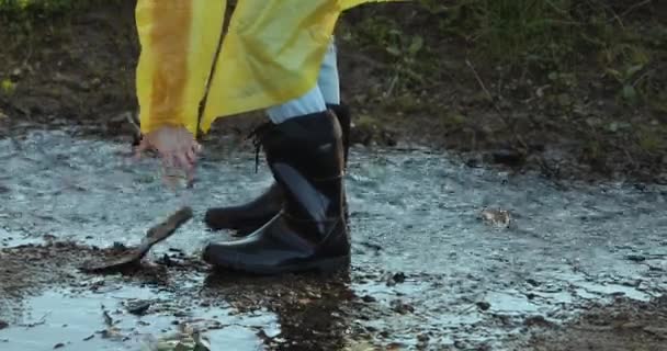Mujer Con Impermeable Amarillo Botas Goma Tratando Sacar Basura Del — Vídeo de stock