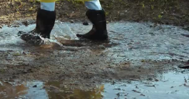 Mujer Impermeable Amarillo Botas Goma Saltando Través Charcos — Vídeo de stock