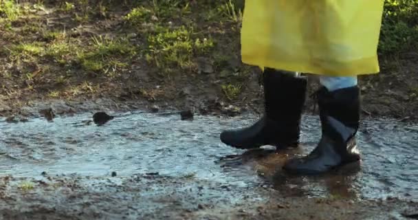 Mujer Impermeable Amarillo Botas Goma Saltando Través Charcos — Vídeos de Stock