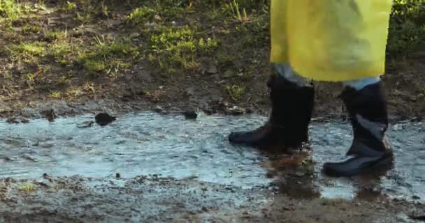 Femme Dans Imperméable Jaune Bottes Caoutchouc Sautant Travers Les Flaques — Video