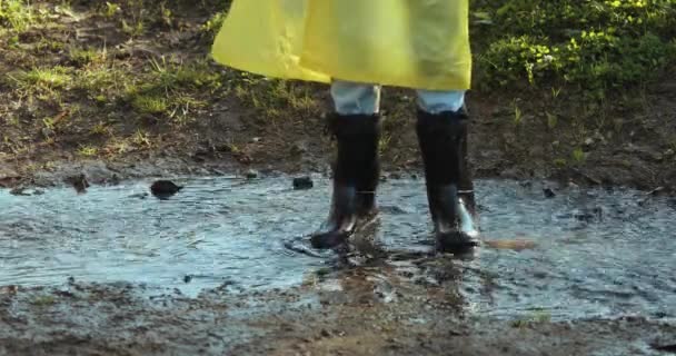 Mujer Impermeable Amarillo Botas Goma Saltando Través Charcos — Vídeo de stock