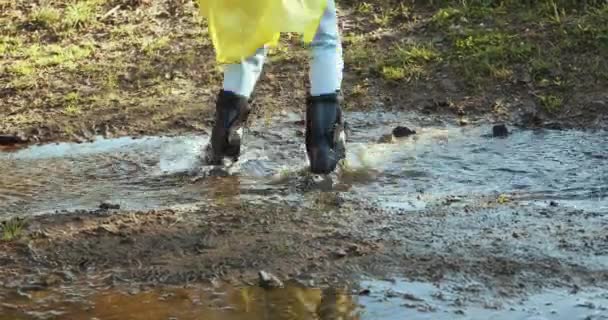 Mujer Impermeable Amarillo Botas Goma Saltando Través Charcos — Vídeo de stock