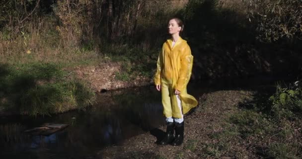 Mujer Impermeable Amarillo Camina Por Bosque Disfruta Del Sol — Vídeo de stock