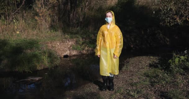 Die Frau Reißt Die Maske Und Atmet Tief Durch — Stockvideo