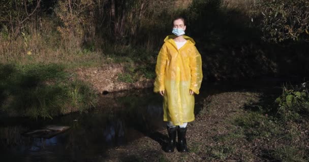 Mujer Arranca Máscara Respira Profundamente — Vídeos de Stock