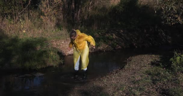 Mulher Uma Capa Chuva Amarela Botas Borracha Saltando Através Poças — Vídeo de Stock