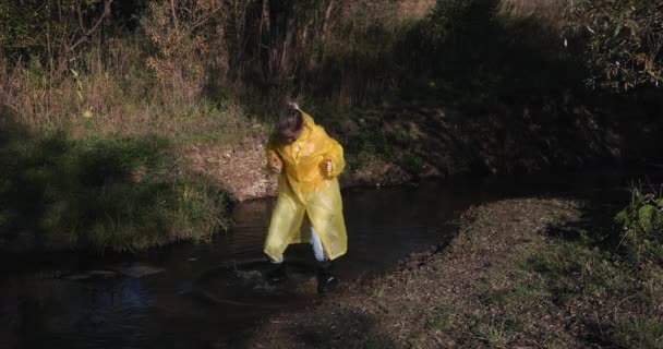 Mujer Impermeable Amarillo Botas Goma Saltando Través Charcos — Vídeos de Stock