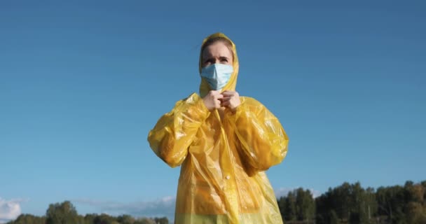 Жінка Жовтому Плащі Антивірусна Маска Обличчі — стокове відео