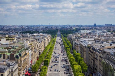 Champs Elysees, Paris, Fransa'da Arc de Triomphe'den manzara. Mayıs 12, 2019
