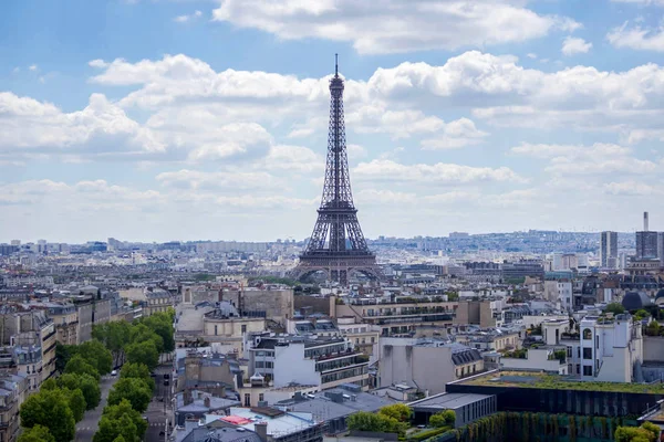 Вид с Триумфальной арки на Эйфелеву башню, Париж, Франция — стоковое фото