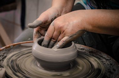 Çömlekçi çarkında çalışan kadınların elleri