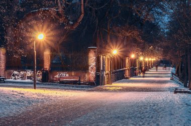 gece parkın içinden yol