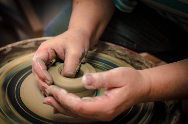 Çömlekçi çarkında kadın eli