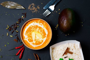 Hint yemekleri ve baharatlar, menü için şık fotoğraflar.