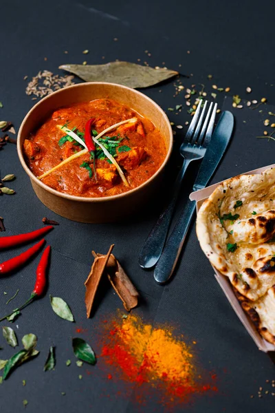 Индийская кухня и пряные специи, стильные фотографии для меню — стоковое фото